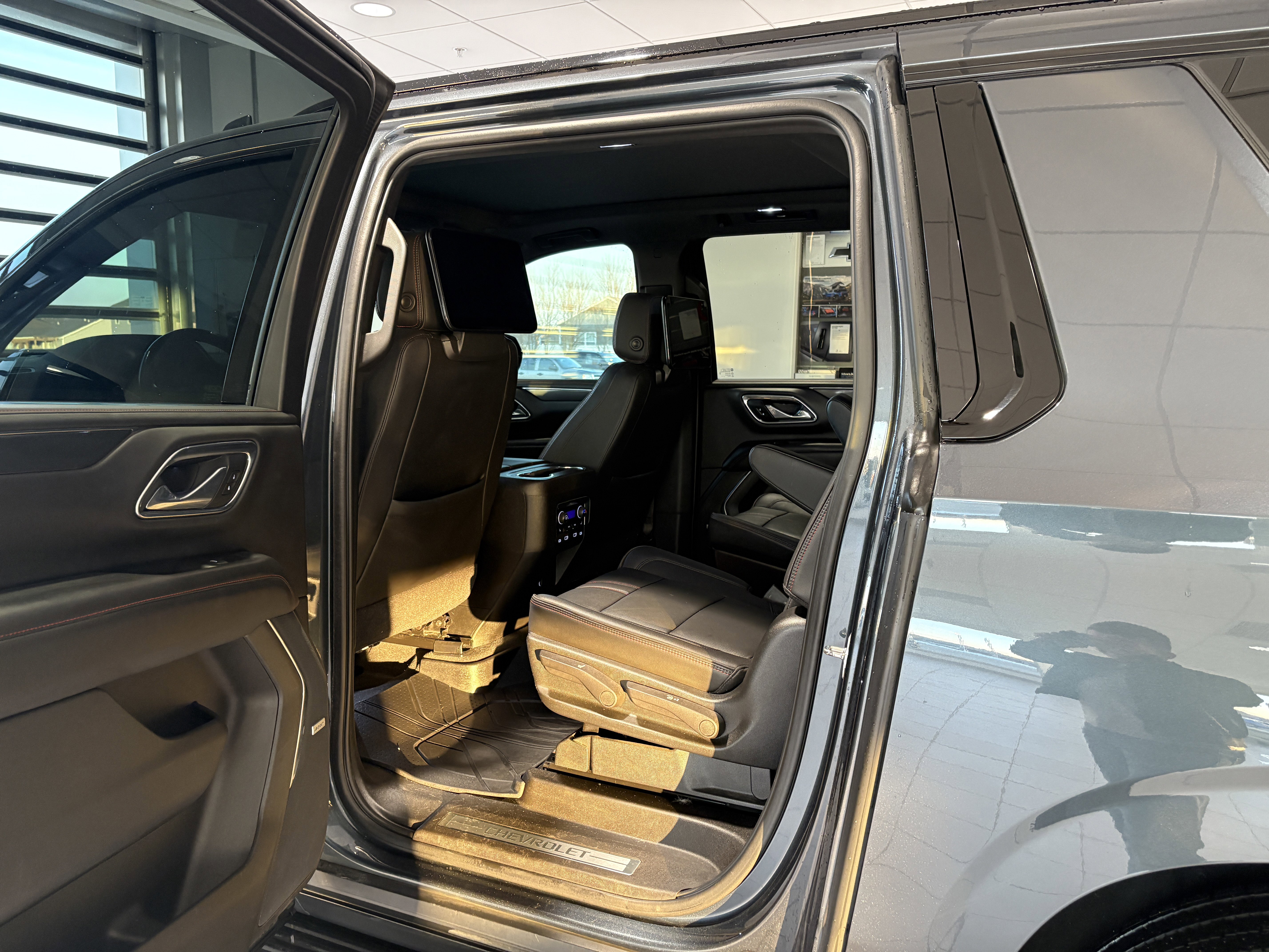 Used 2021 Chevrolet Suburban RST w/ Luxury Package image 22