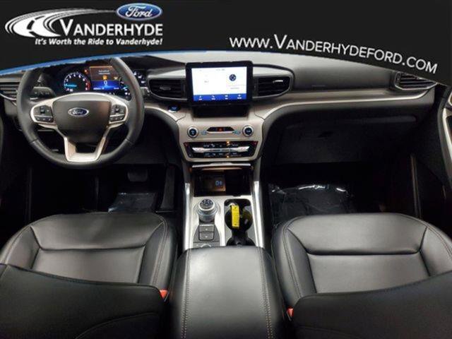 Used 2023 Ford Explorer XLT w/ Equipment Group 202A image 13
