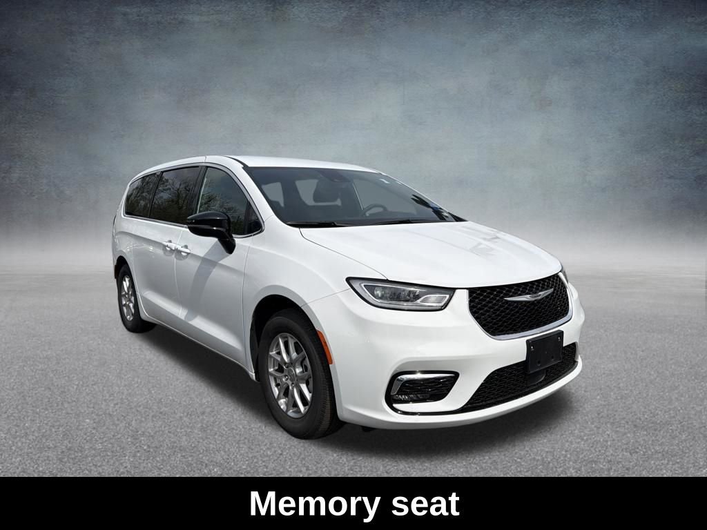 Used 2025 Chrysler Pacifica Select image 9