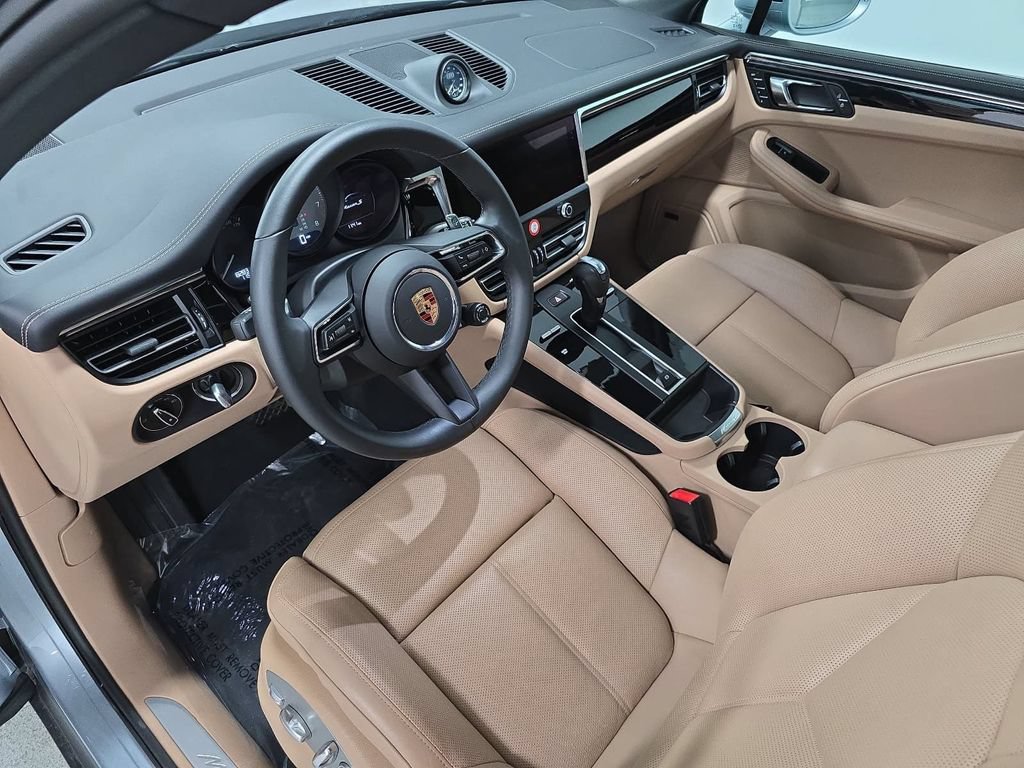Certified 2025 Porsche Macan S w/ Premium Package Plus AWD/4WD image 4