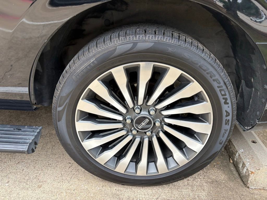 Used 2018 Lincoln Navigator Reserve w/ Technology Package AWD/4WD image 14