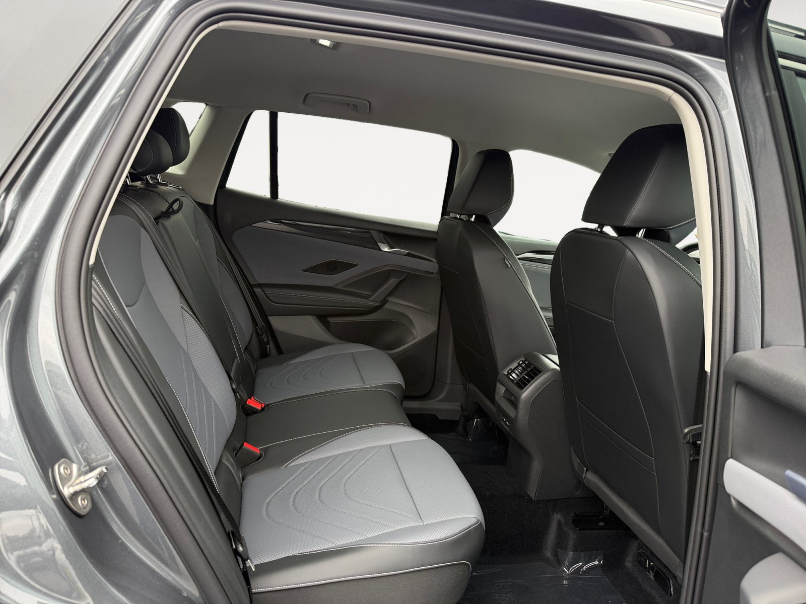 New 2026 Volkswagen Tiguan SE FWD image 18