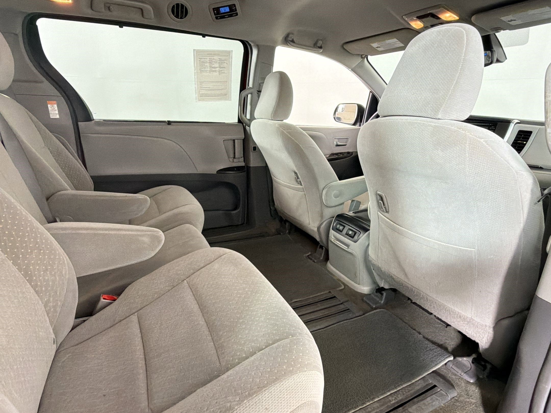 Used 2018 Toyota Sienna LE image 26