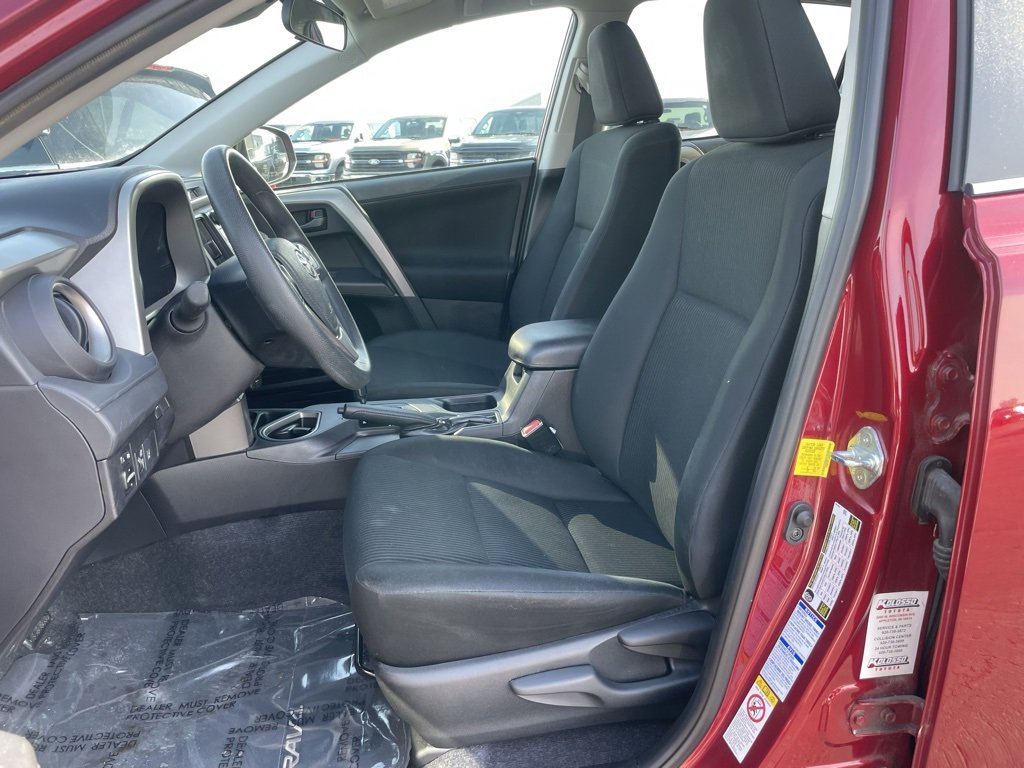 Used 2018 Toyota RAV4 LE image 7