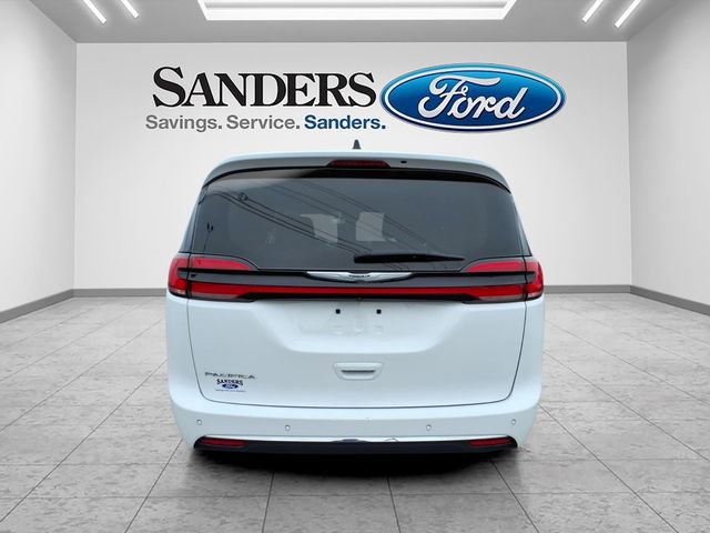 Used 2024 Chrysler Pacifica Touring-L image 3