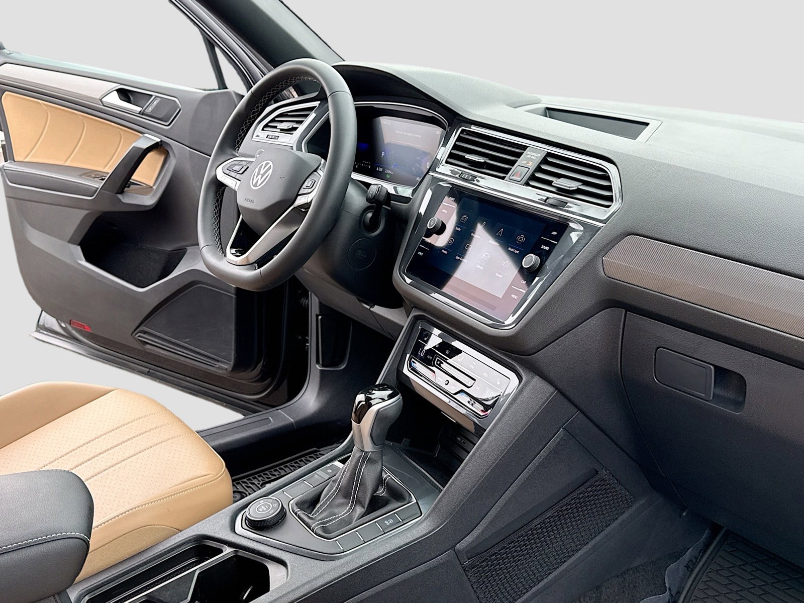 Used 2024 Volkswagen Tiguan SE image 5