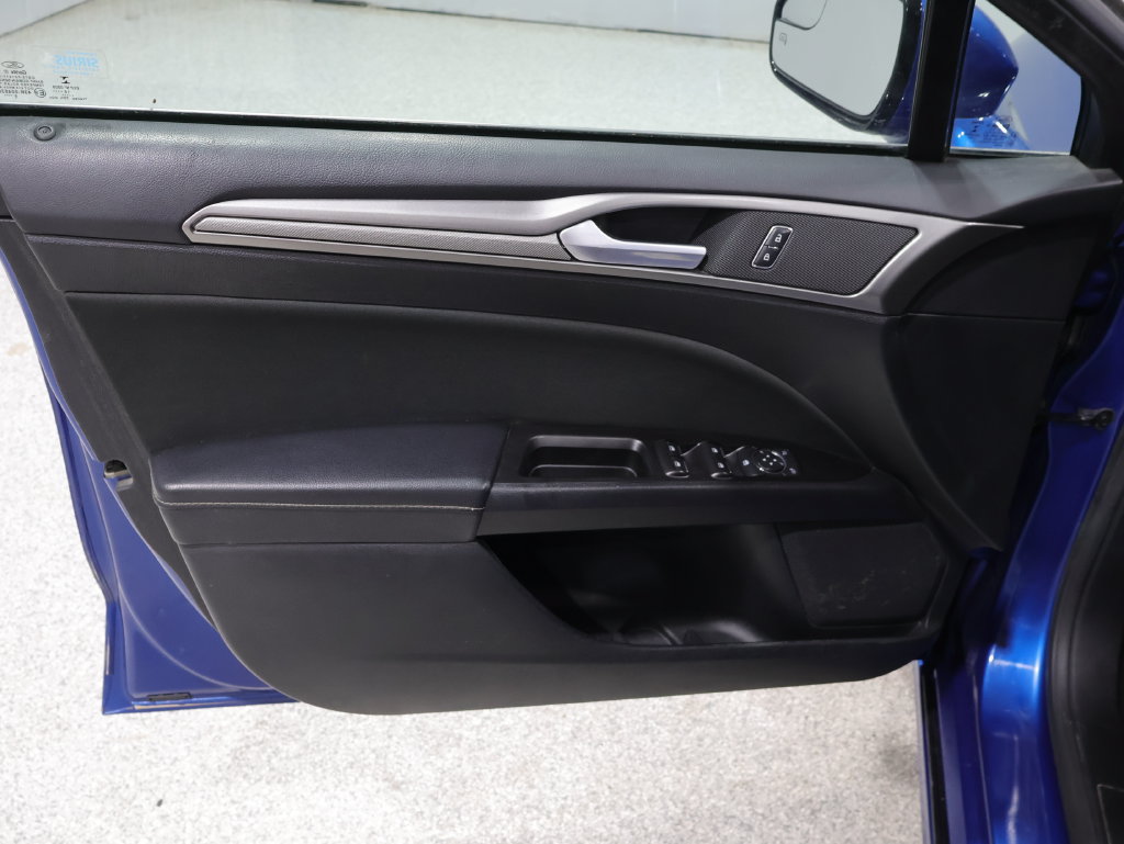 Used 2017 Ford Fusion SE FWD image 12