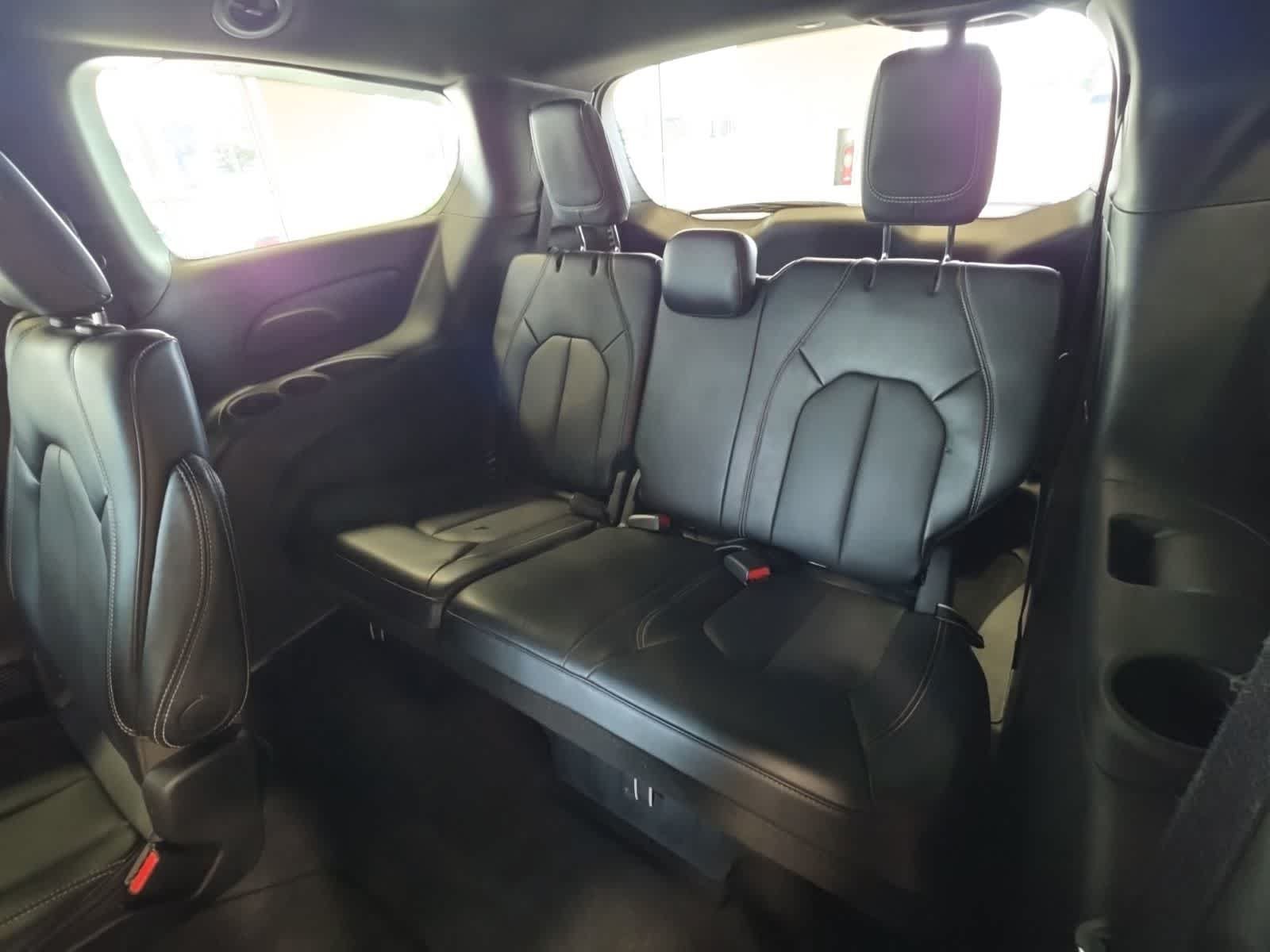 Used 2025 Chrysler Pacifica Select FWD image 30