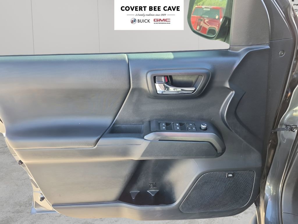 Used 2016 Toyota Tacoma TRD Sport image 31