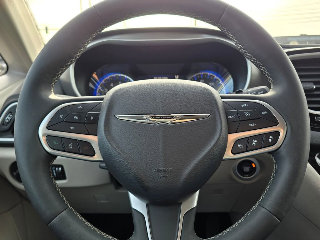 Used 2024 Chrysler Pacifica Touring-L image 26