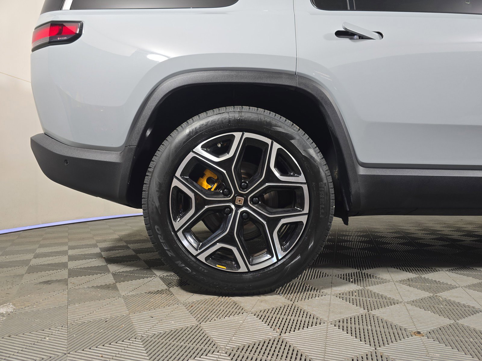 Used 2022 Rivian R1S Launch Edition image 12