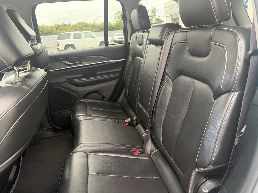 Used 2023 Jeep Grand Cherokee Limited AWD/4WD image 13