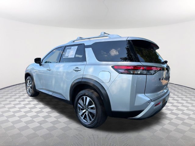 Used 2023 Nissan Pathfinder SL w/ Black Appearance Package FWD image 7