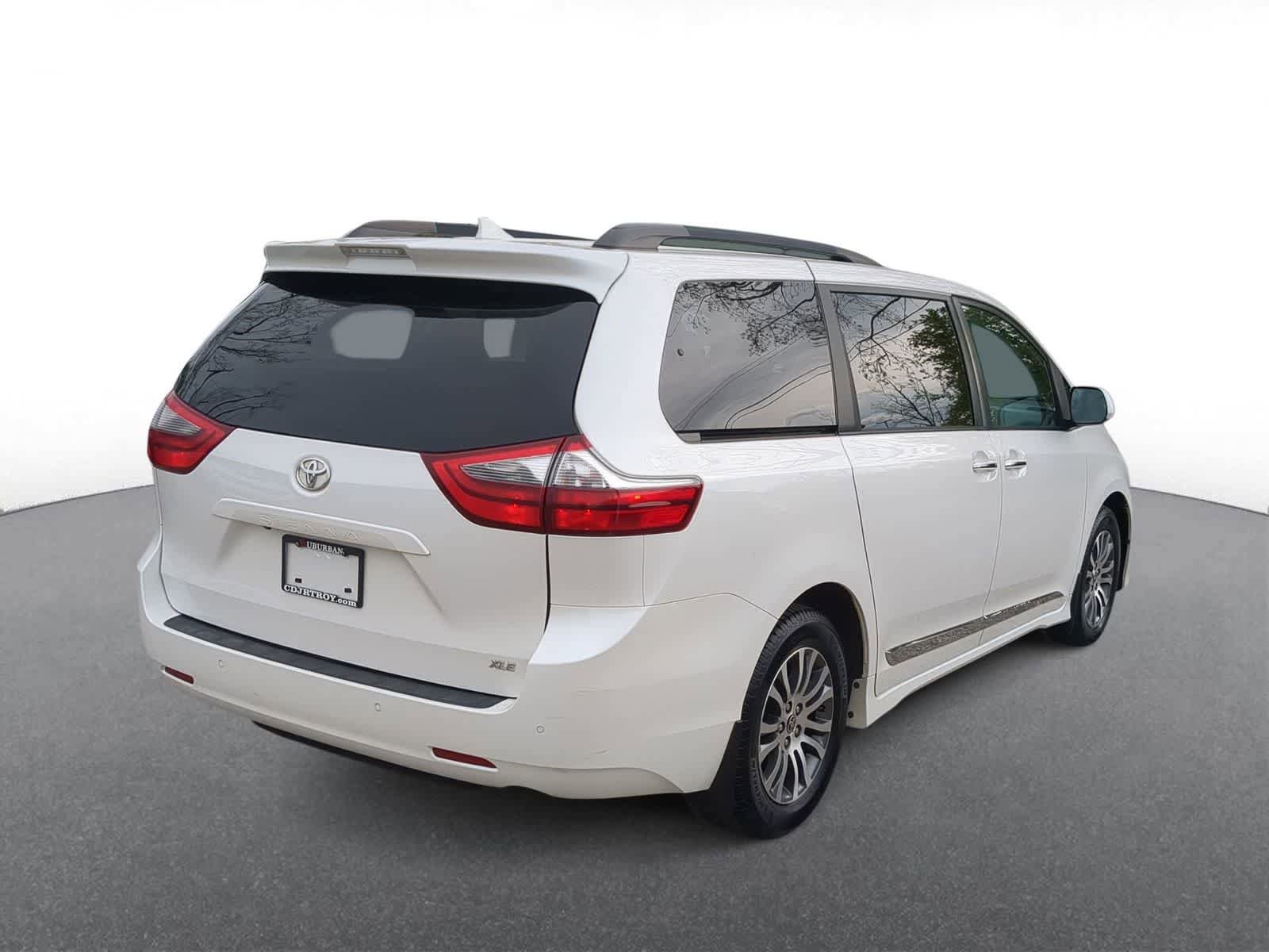 Used 2020 Toyota Sienna XLE w/ XLE Navigation Package FWD image 8