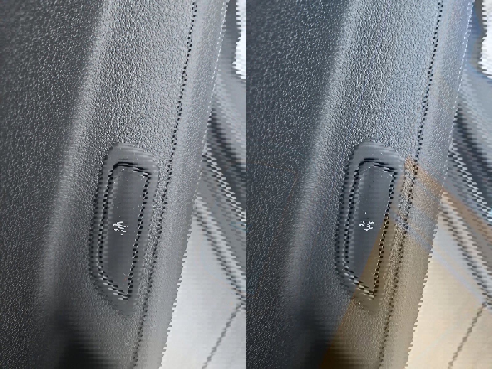 Used 2025 Chevrolet Traverse LT w/ Driver Confidence Package image 17