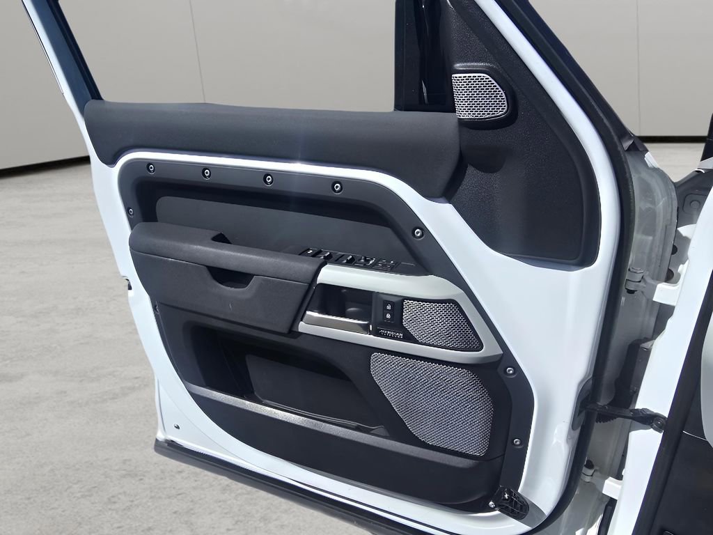 Used 2023 Land Rover Defender 130 X-Dynamic SE image 26