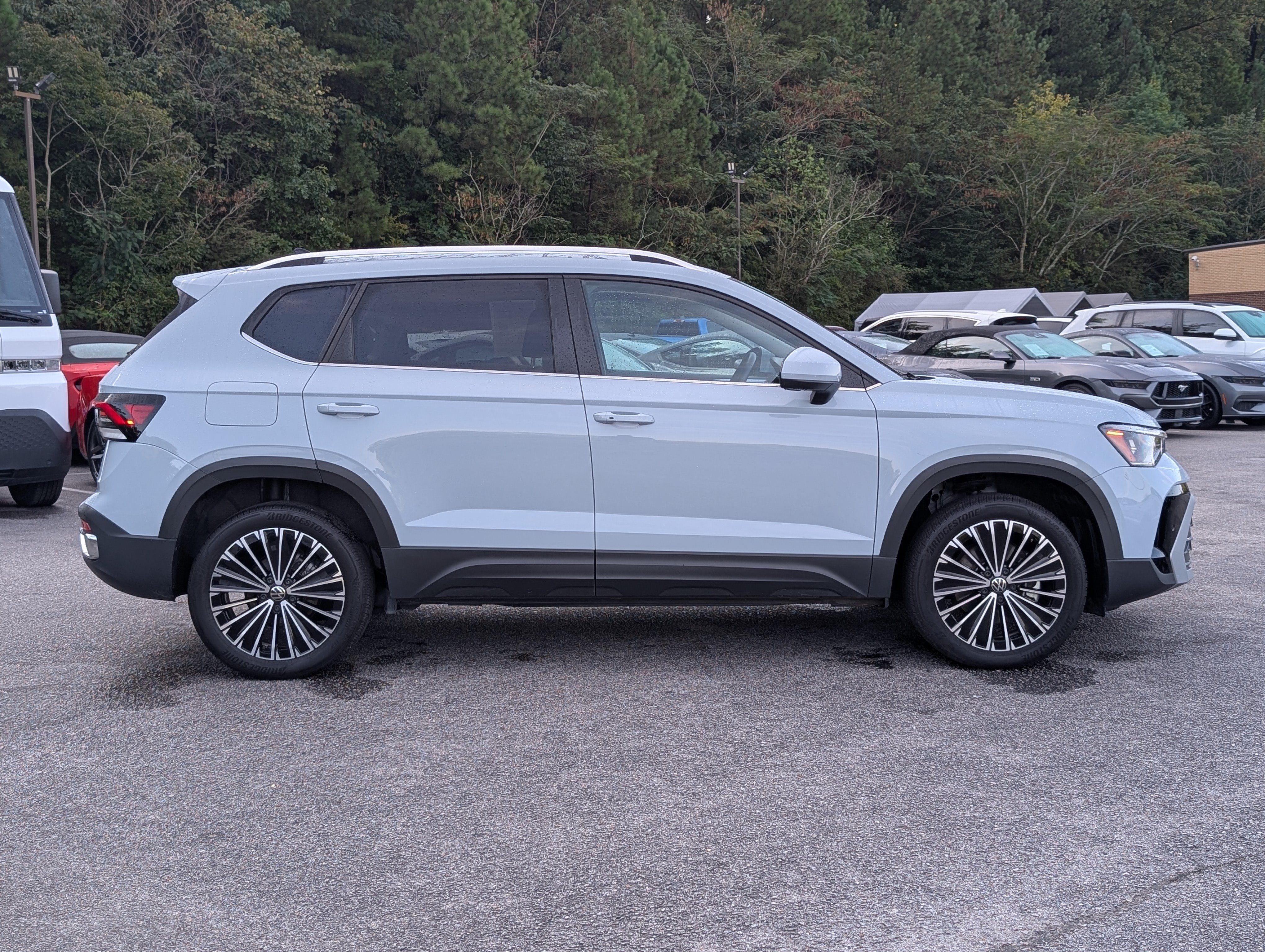 Used 2025 Volkswagen Taos SE FWD image 10