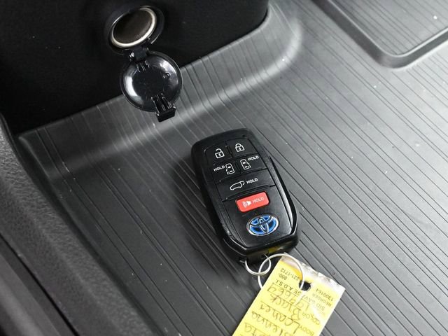 Used 2025 Toyota Sienna XLE image 18