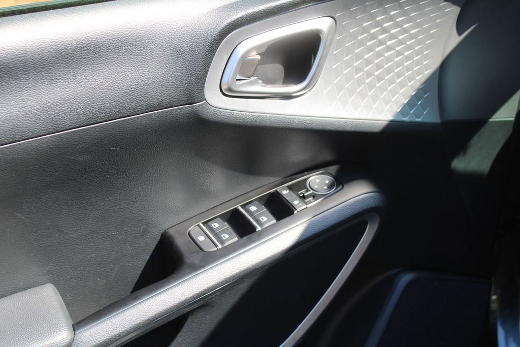 Certified 2025 Kia Soul LX w/ LX Technology Package image 18