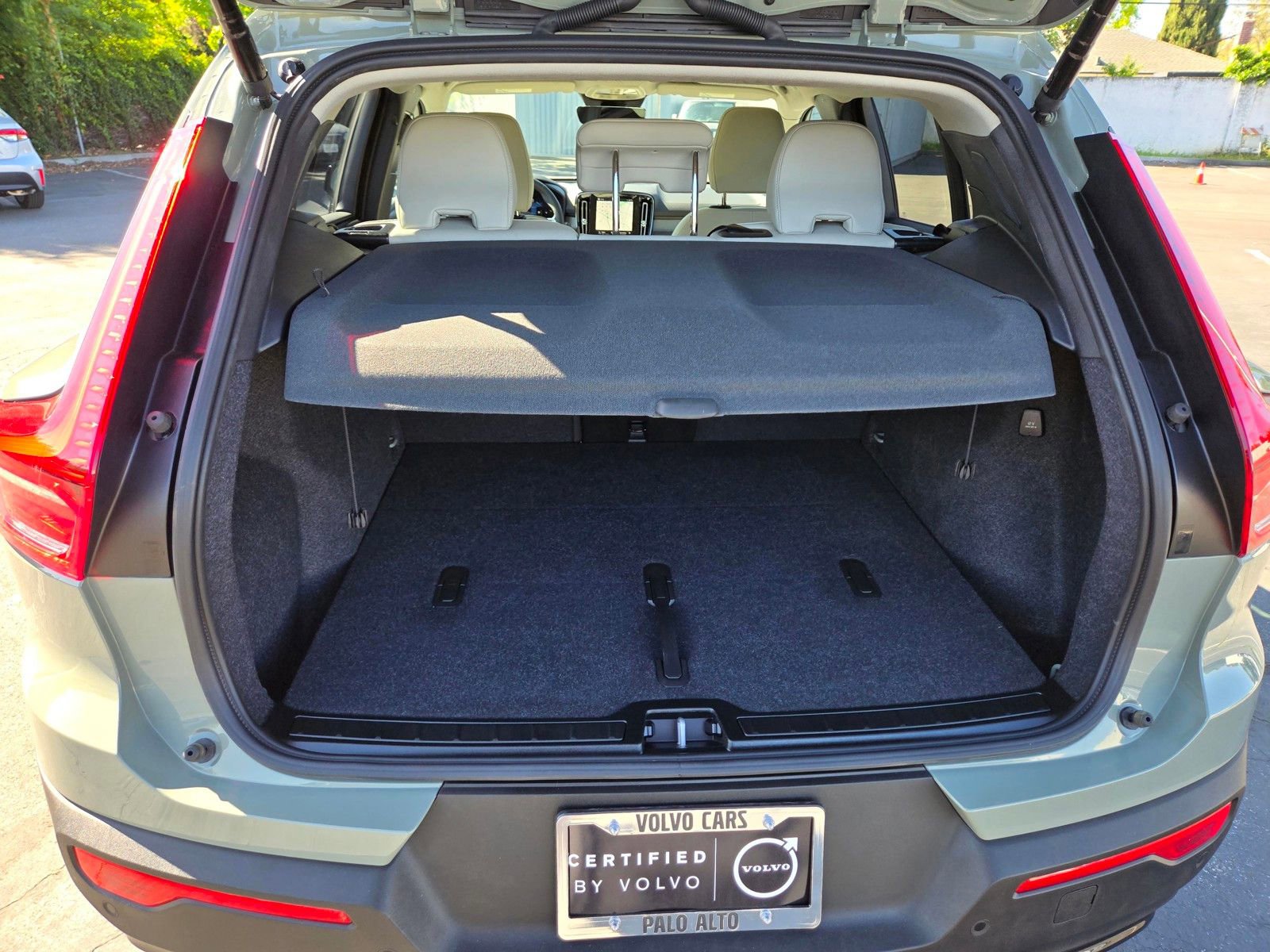 Certified 2025 Volvo XC40 B5 Plus image 9