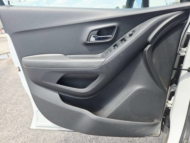 Used 2018 Chevrolet Trax LT w/ LT Convenience Package FWD image 17