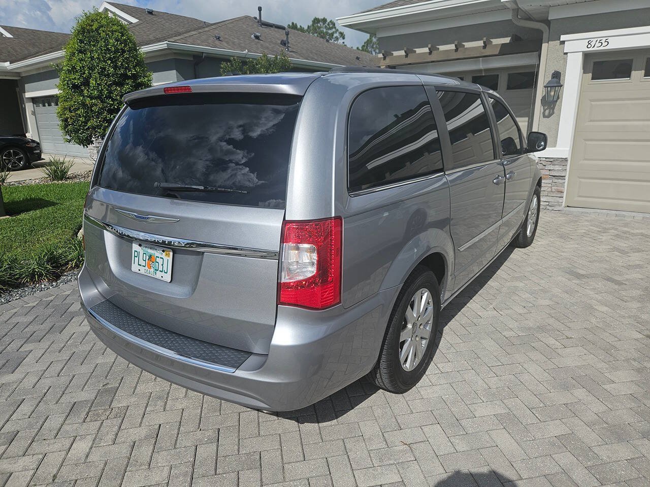 Used 2016 Chrysler Town & Country Touring FWD image 12