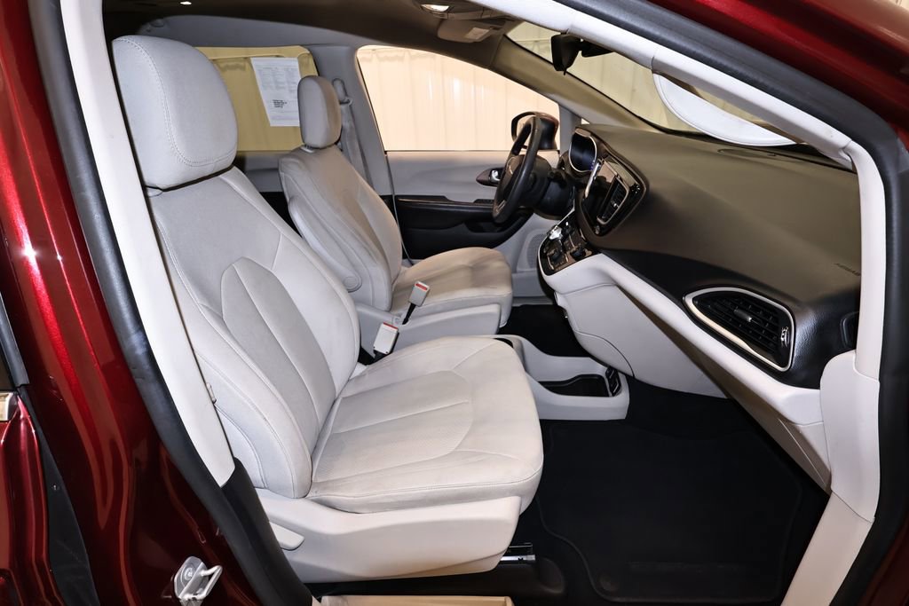 Used 2017 Chrysler Pacifica Touring image 24