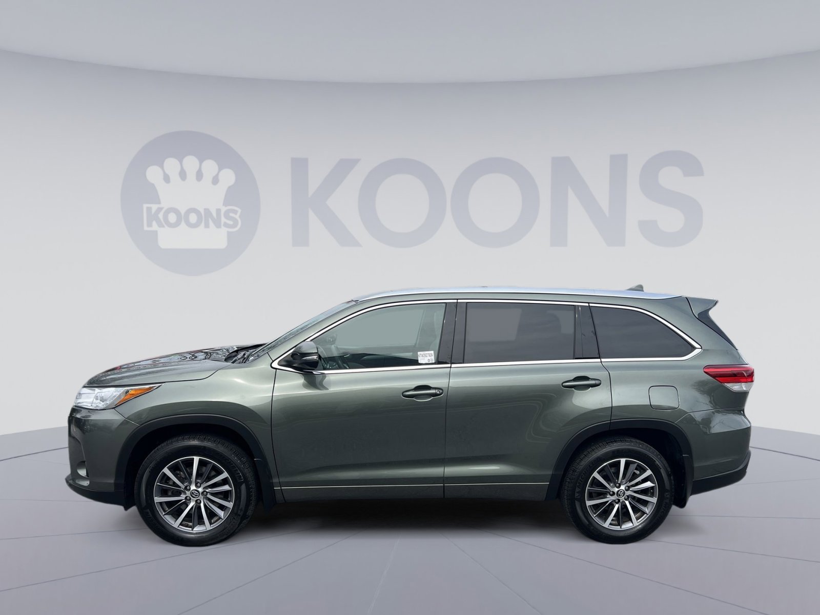 Used 2017 Toyota Highlander XLE image 2