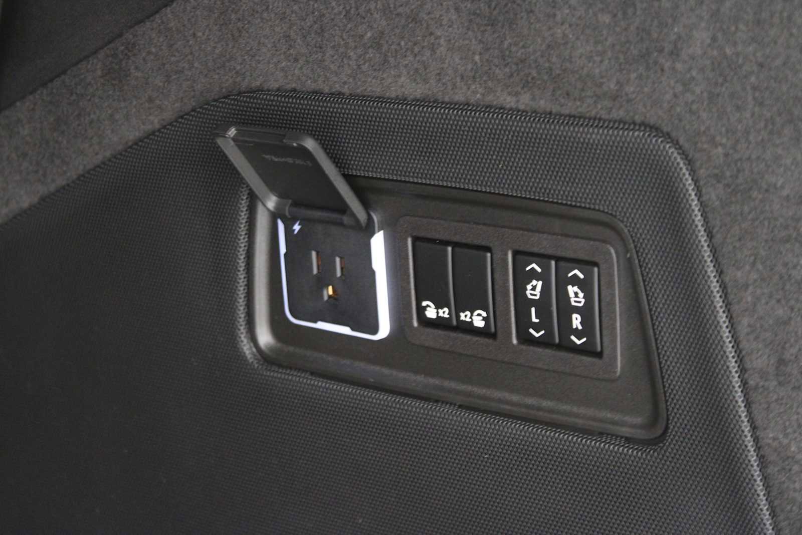 Used 2023 Cadillac Escalade V w/ LPO, ONYX Package image 13