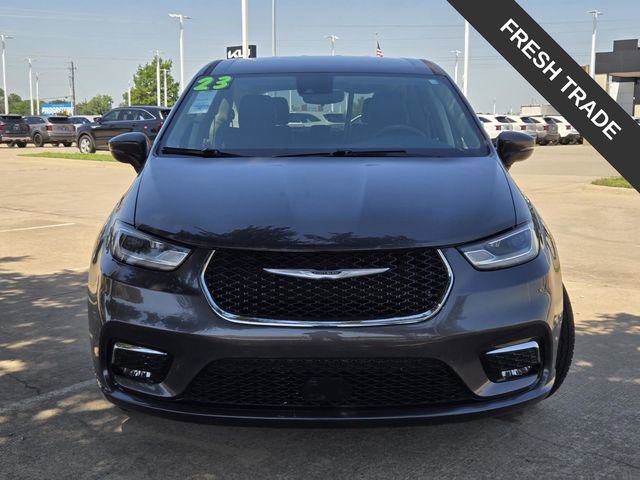 Used 2023 Chrysler Pacifica Touring-L FWD image 2