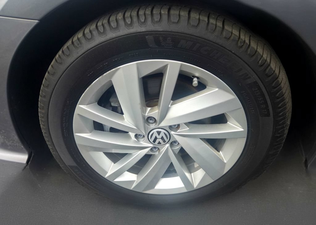 Used 2018 Volkswagen Passat 2.0T SE FWD image 6