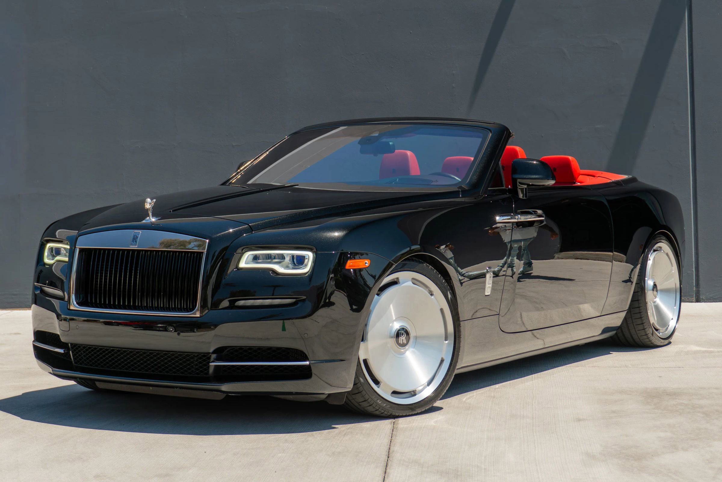 Used 2019 Rolls-Royce Dawn RWD image 4