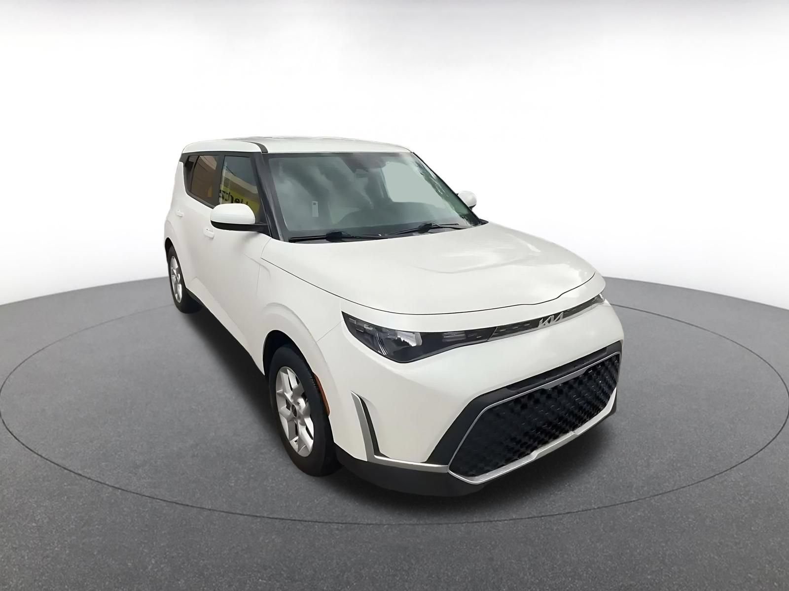 Used 2025 Kia Soul LX w/ LX Technology Package FWD image 3