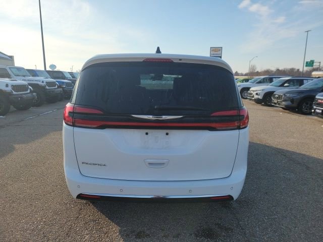 Used 2025 Chrysler Pacifica Select image 22