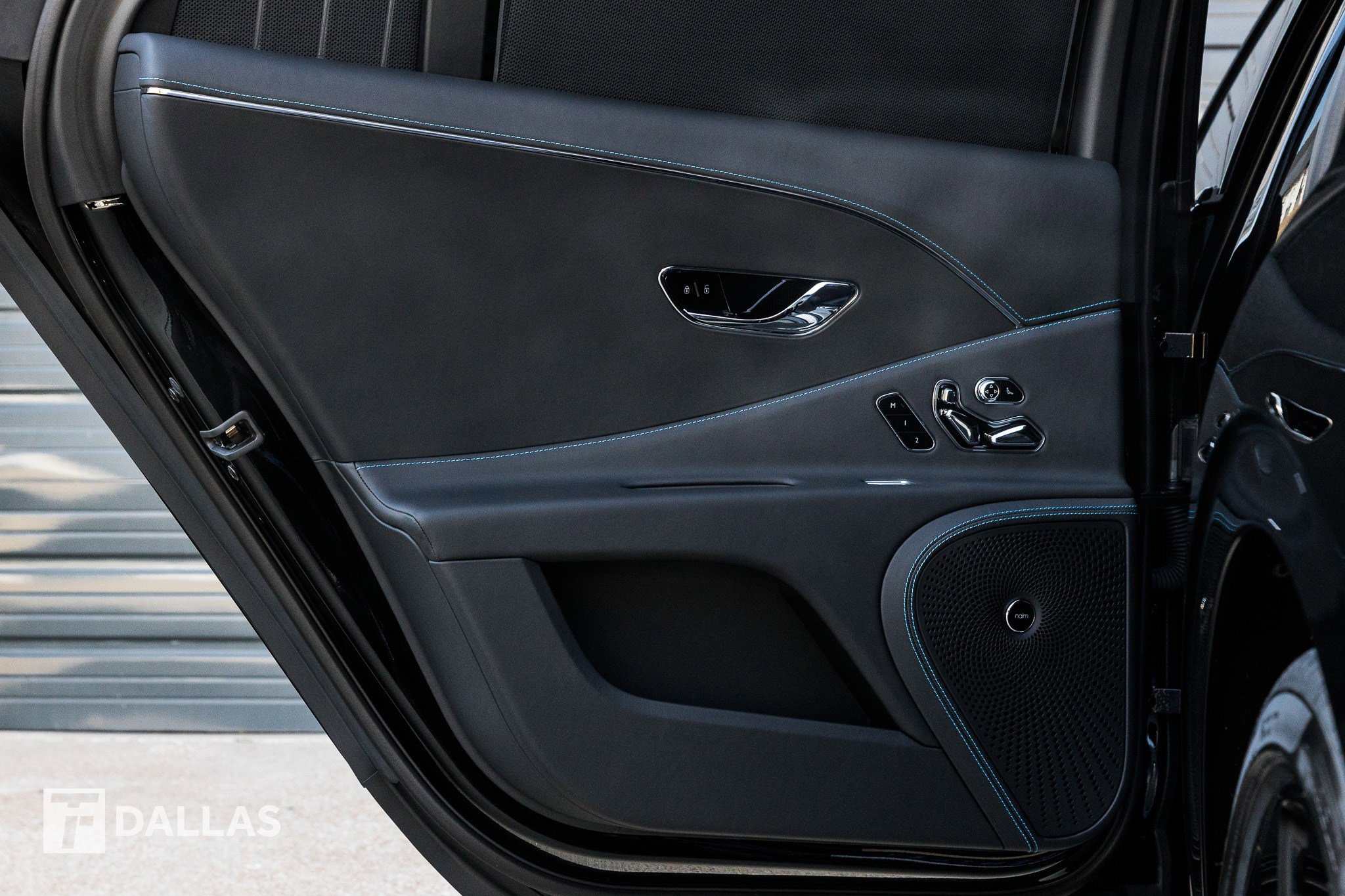 Used 2024 Bentley Flying Spur V8 image 32