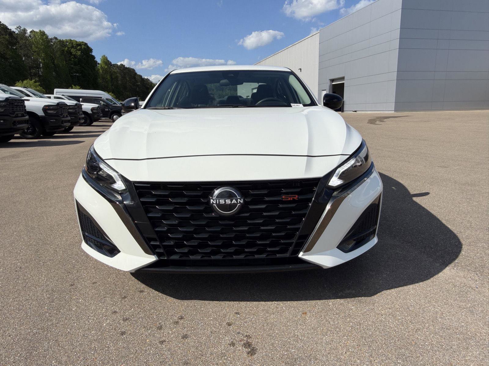 Used 2024 Nissan Altima 2.5 SR FWD image 2
