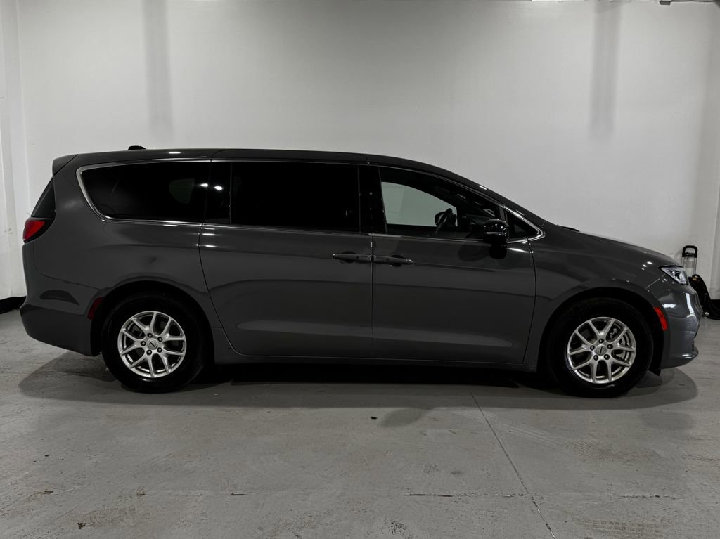 Used 2025 Chrysler Pacifica Select FWD image 21
