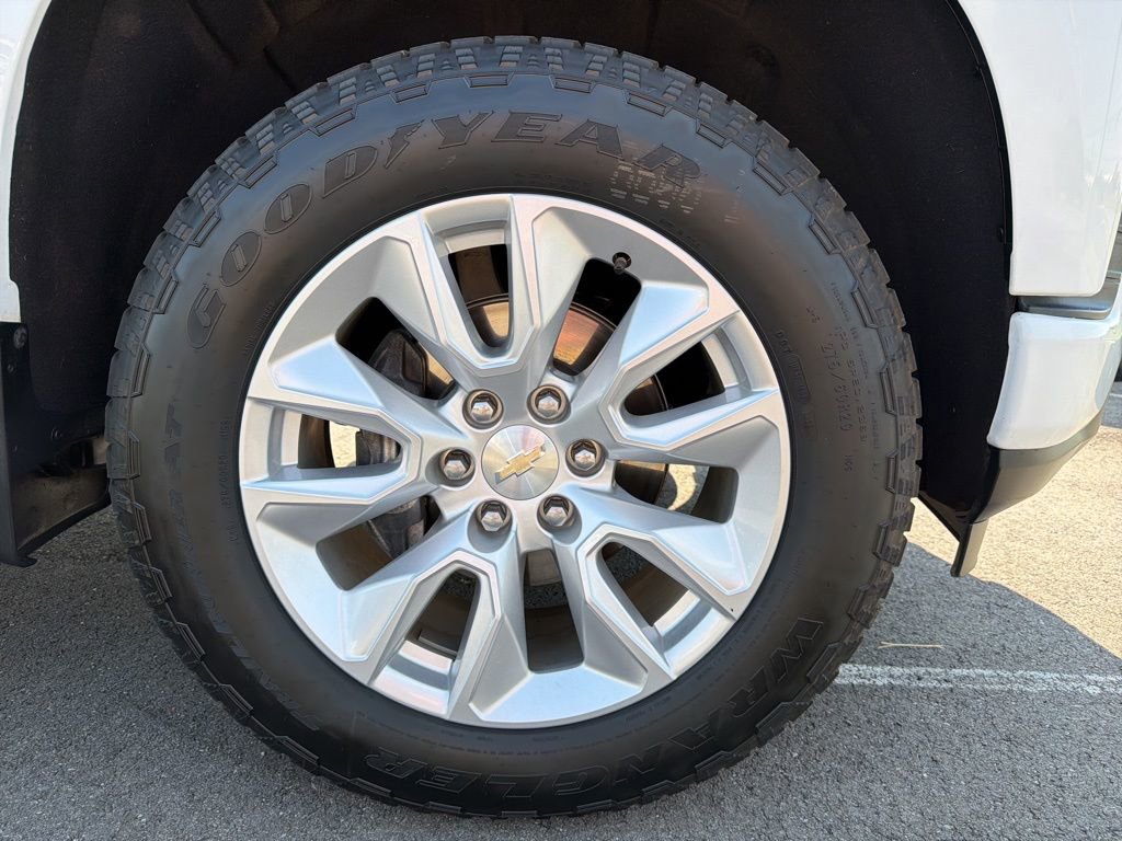 Used 2020 Chevrolet Silverado 1500 Custom w/ Custom Value Package image 11