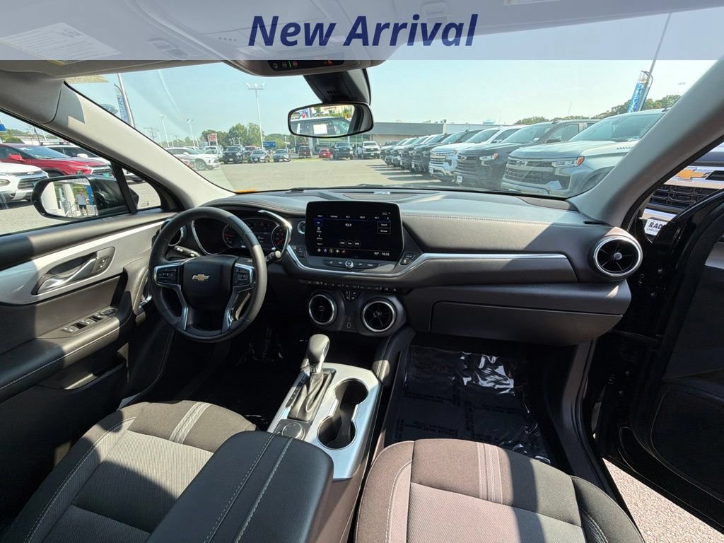 Used 2025 Chevrolet Blazer LT FWD image 3