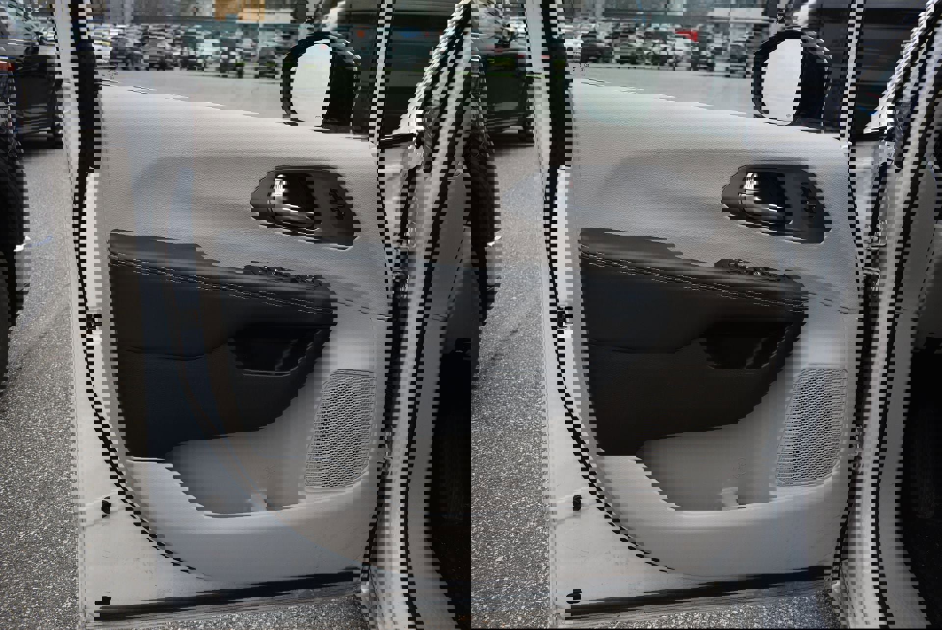 Used 2024 Chrysler Pacifica Touring-L image 11