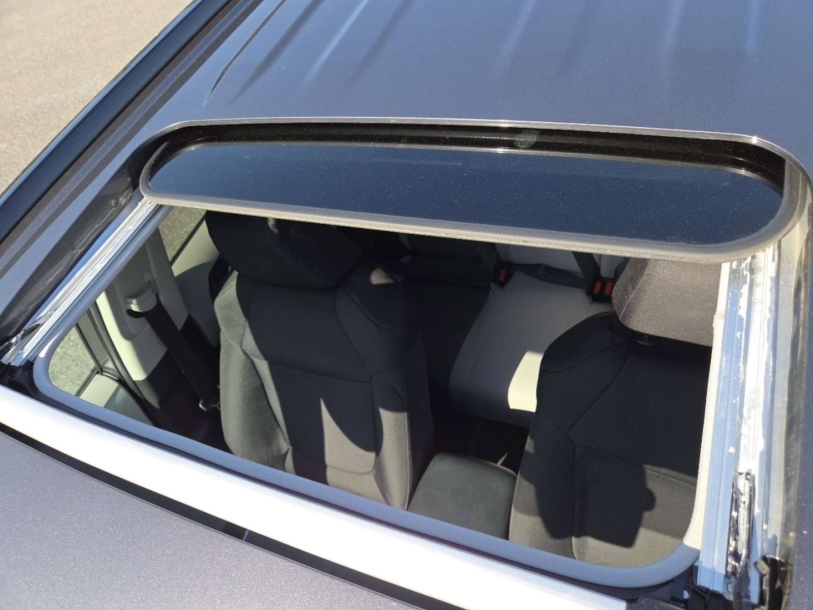 Used 2023 Toyota RAV4 XLE w/ Convenience Package image 4