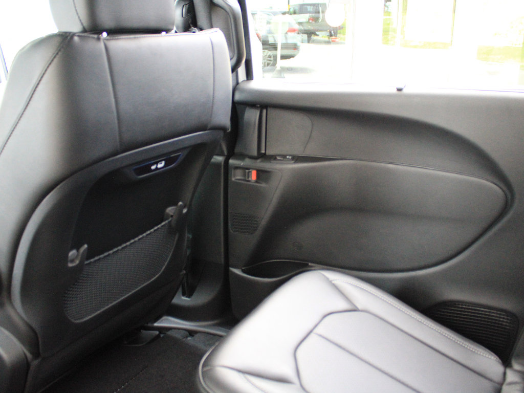 New 2027 Chrysler Pacifica Select w/ Family Tech Group FWD image 32