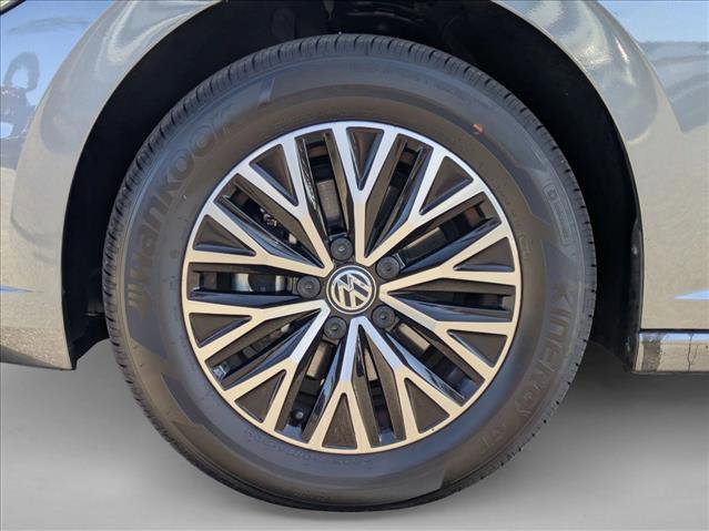 Used 2021 Volkswagen Jetta SE w/ SE Cold Weather Package image 24