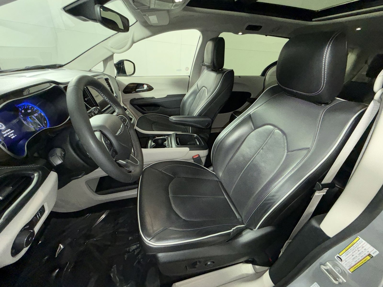 Used 2024 Chrysler Pacifica Limited image 13