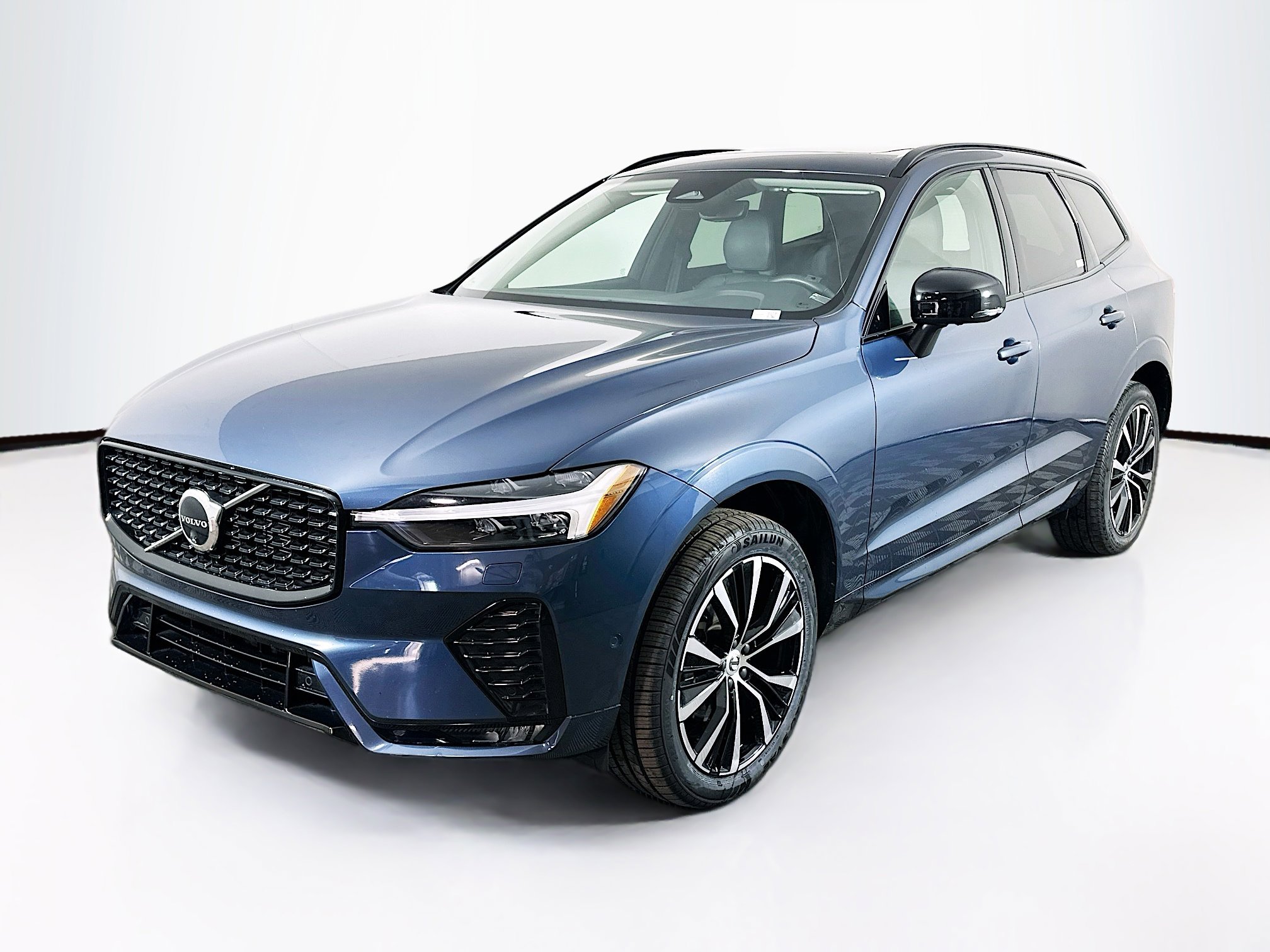 Used 2024 Volvo XC60 B5 Plus image 3