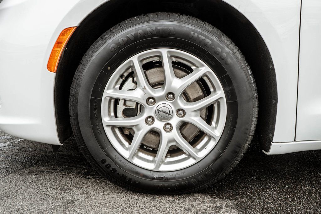 Used 2023 Chrysler Pacifica Touring-L image 41