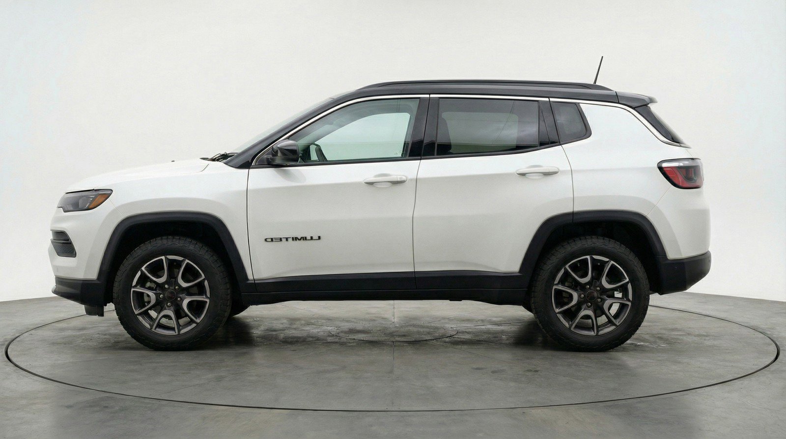 Used 2025 Jeep Compass Trailhawk image 5