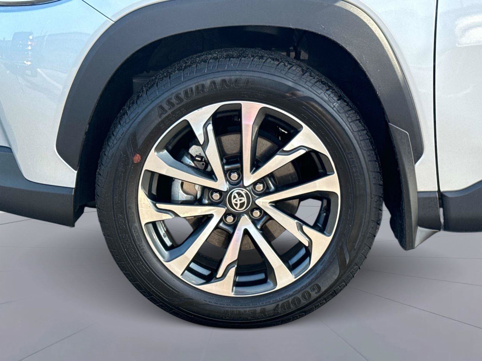 Used 2025 Toyota Corolla Cross XLE w/ Convenience Package FWD image 10