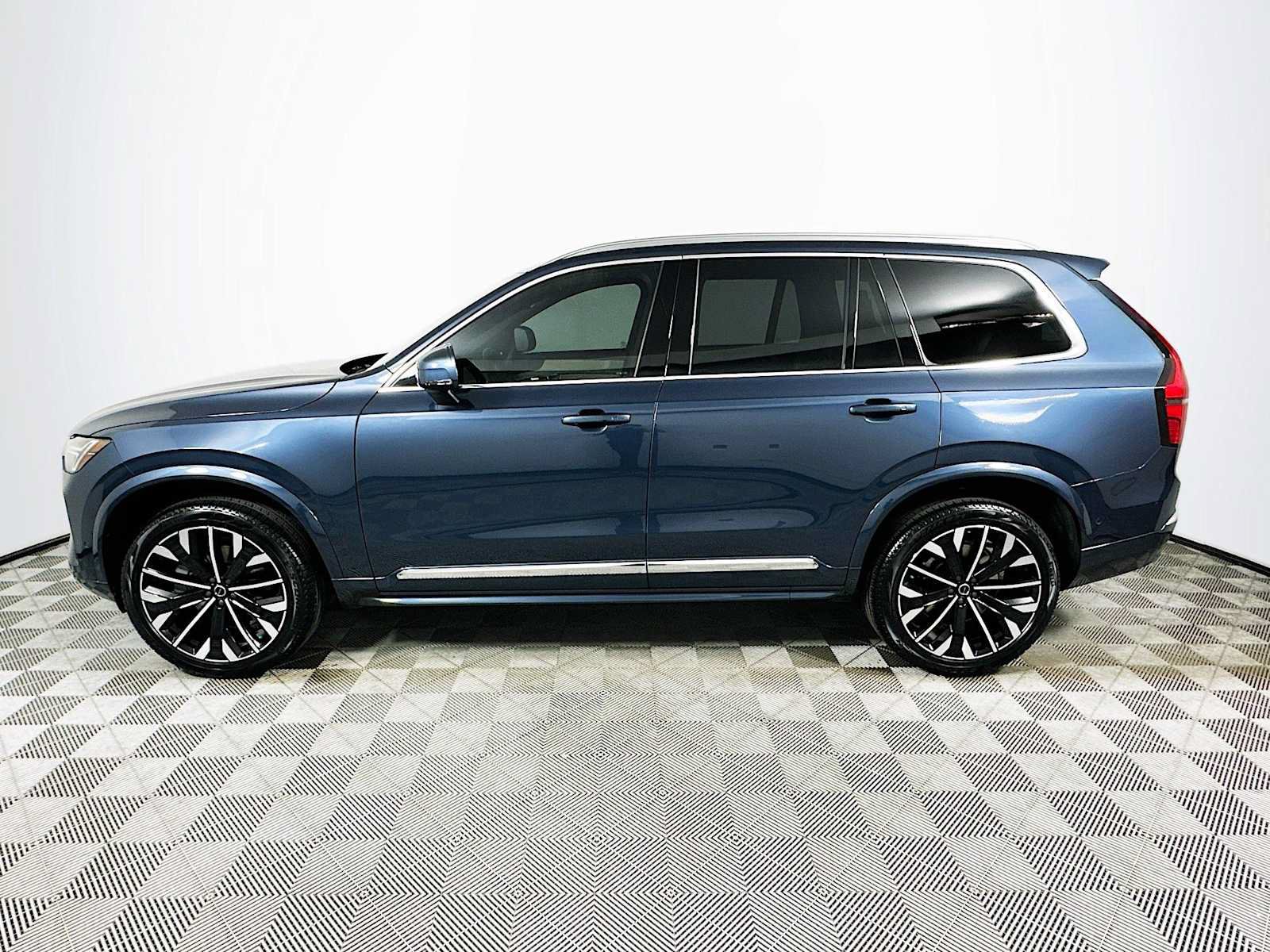 New 2026 Volvo XC90 B6 Plus w/ Protection Package Premier AWD/4WD image 4