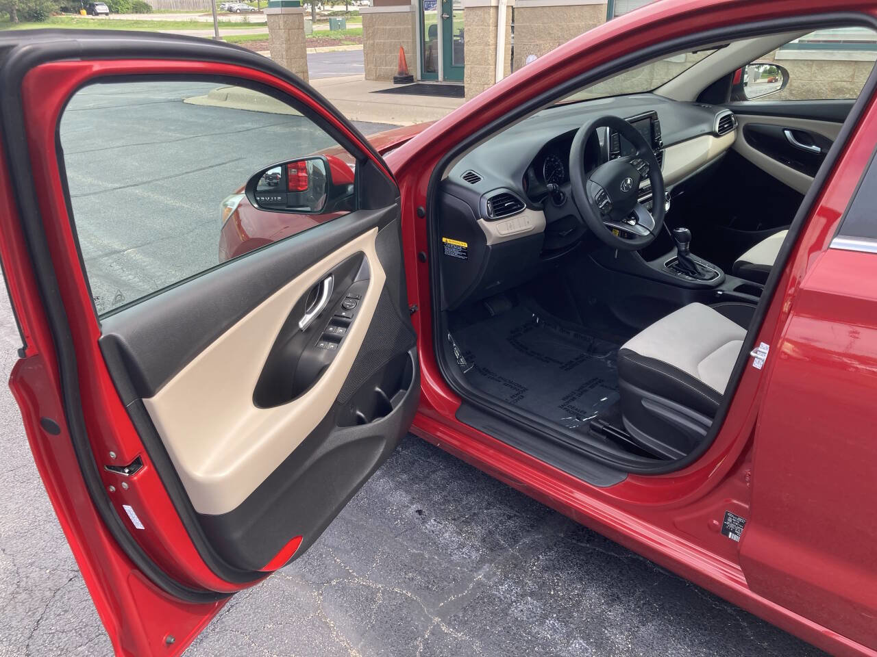 Used 2020 Hyundai Elantra GT image 9